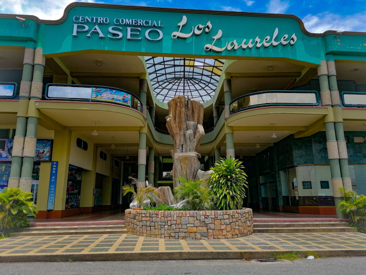 Plaza Los Laureles cover photo
